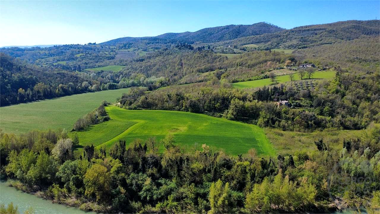 TODI - MONTEMOLINO: CASALE CON TERRENO