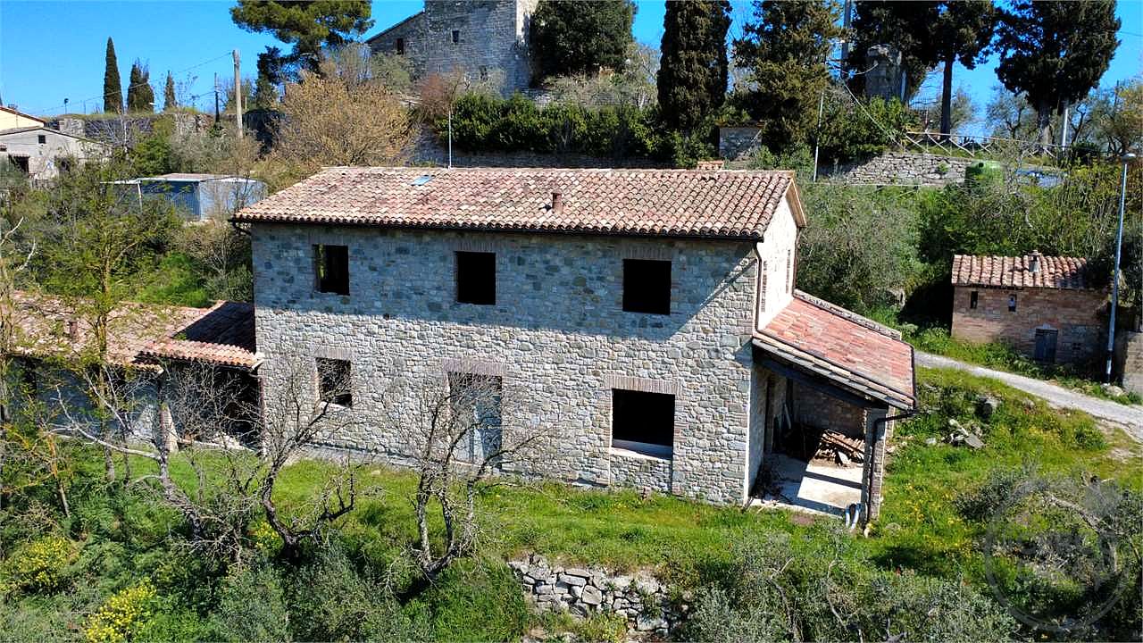 TODI - MONTEMOLINO: CASALE CON TERRENO