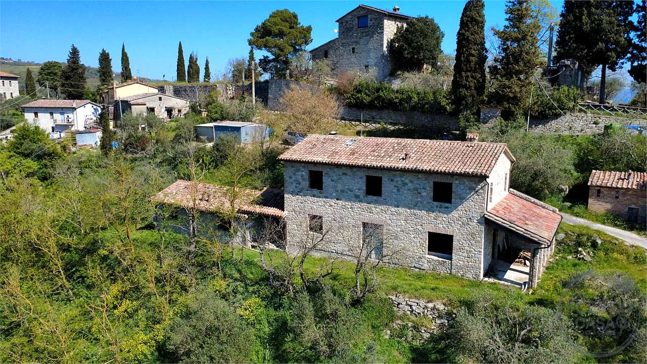 TODI - MONTEMOLINO: CASALE CON TERRENO