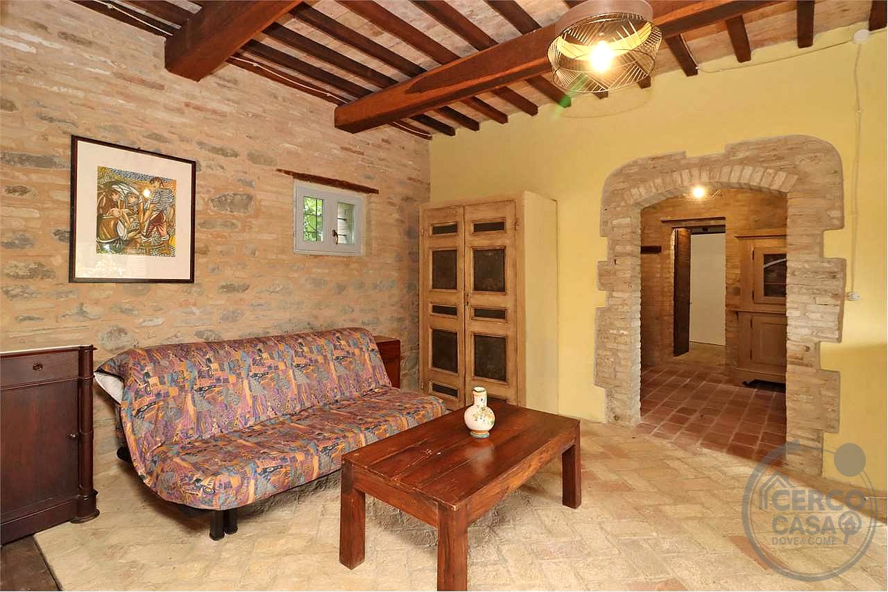 SPLENDIDO CASALE CON GIARDINO ESCLUSIVO