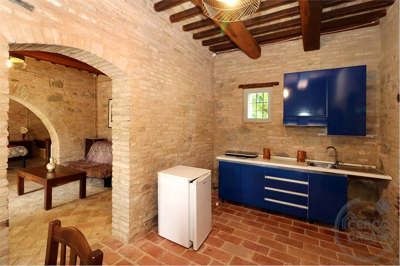 SPLENDIDO CASALE CON GIARDINO ESCLUSIVO