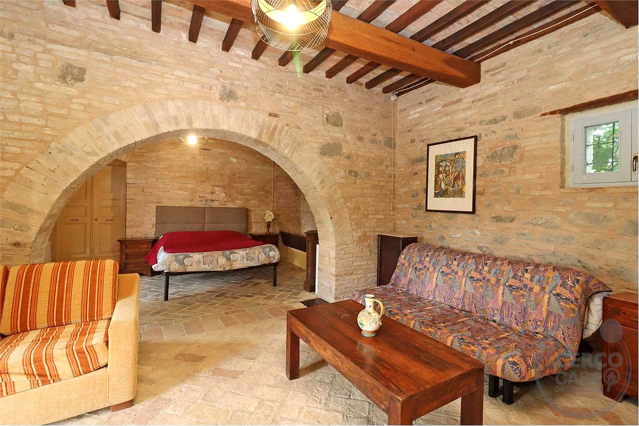 SPLENDIDO CASALE CON GIARDINO ESCLUSIVO