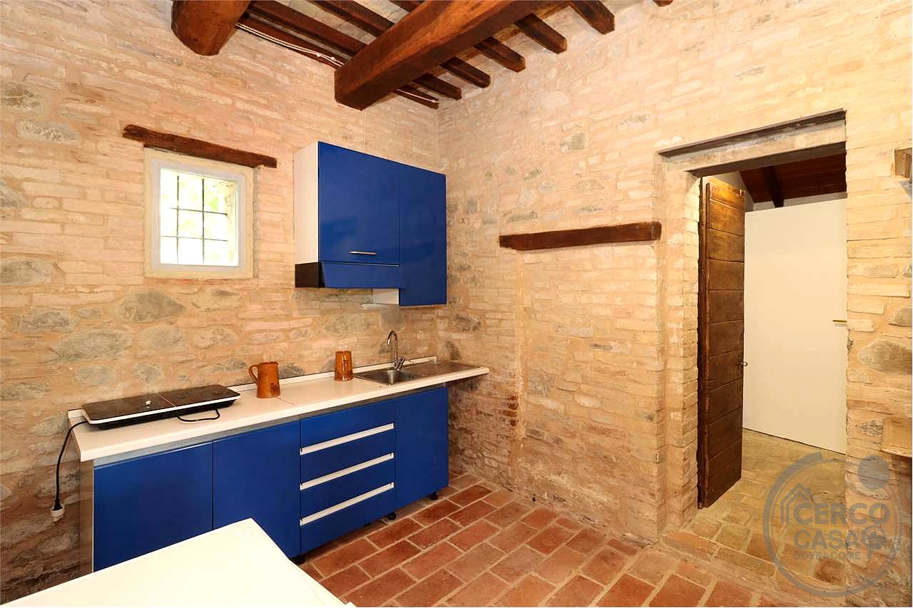 SPLENDIDO CASALE CON GIARDINO ESCLUSIVO
