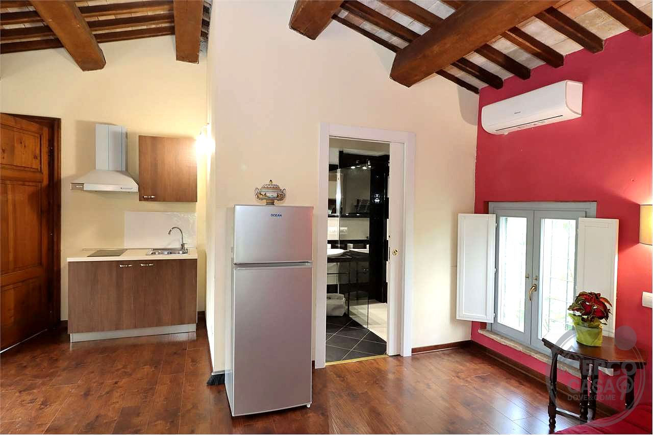SPLENDIDO CASALE CON GIARDINO ESCLUSIVO