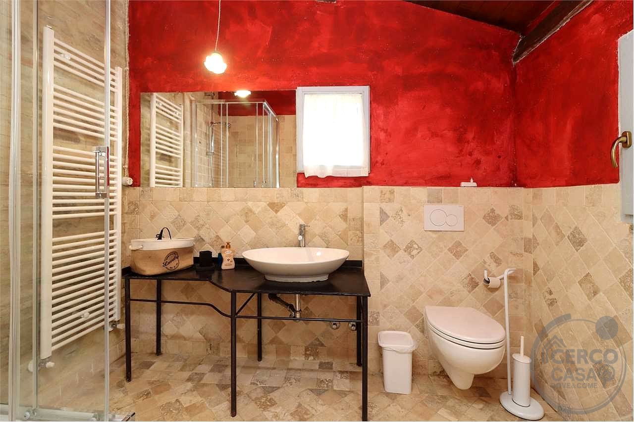 SPLENDIDO CASALE CON GIARDINO ESCLUSIVO