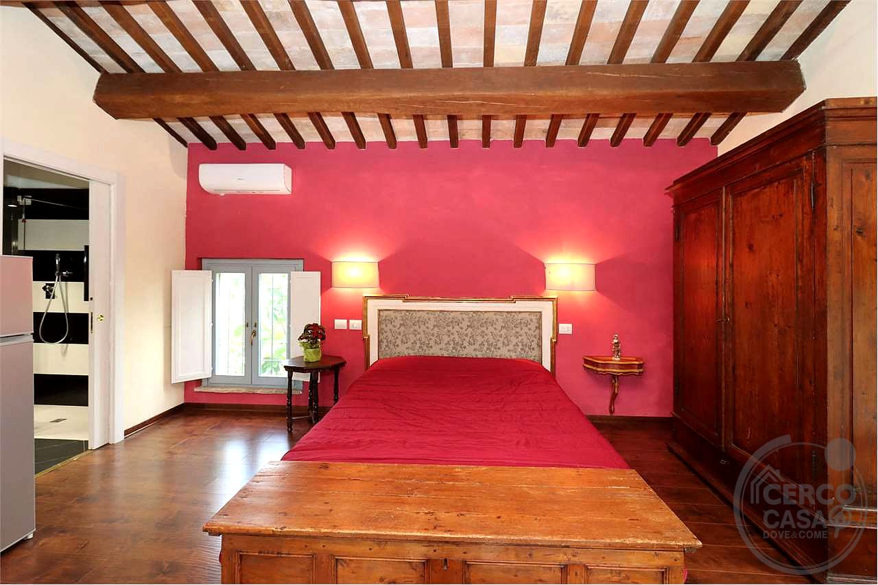 SPLENDIDO CASALE CON GIARDINO ESCLUSIVO