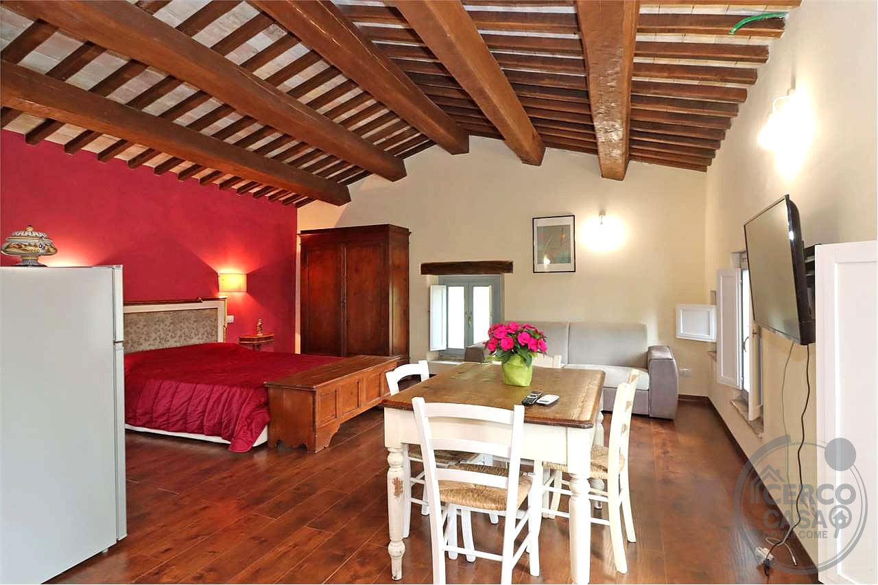 SPLENDIDO CASALE CON GIARDINO ESCLUSIVO
