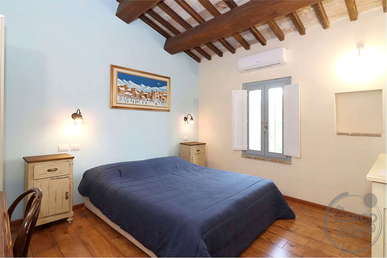 SPLENDIDO CASALE CON GIARDINO ESCLUSIVO