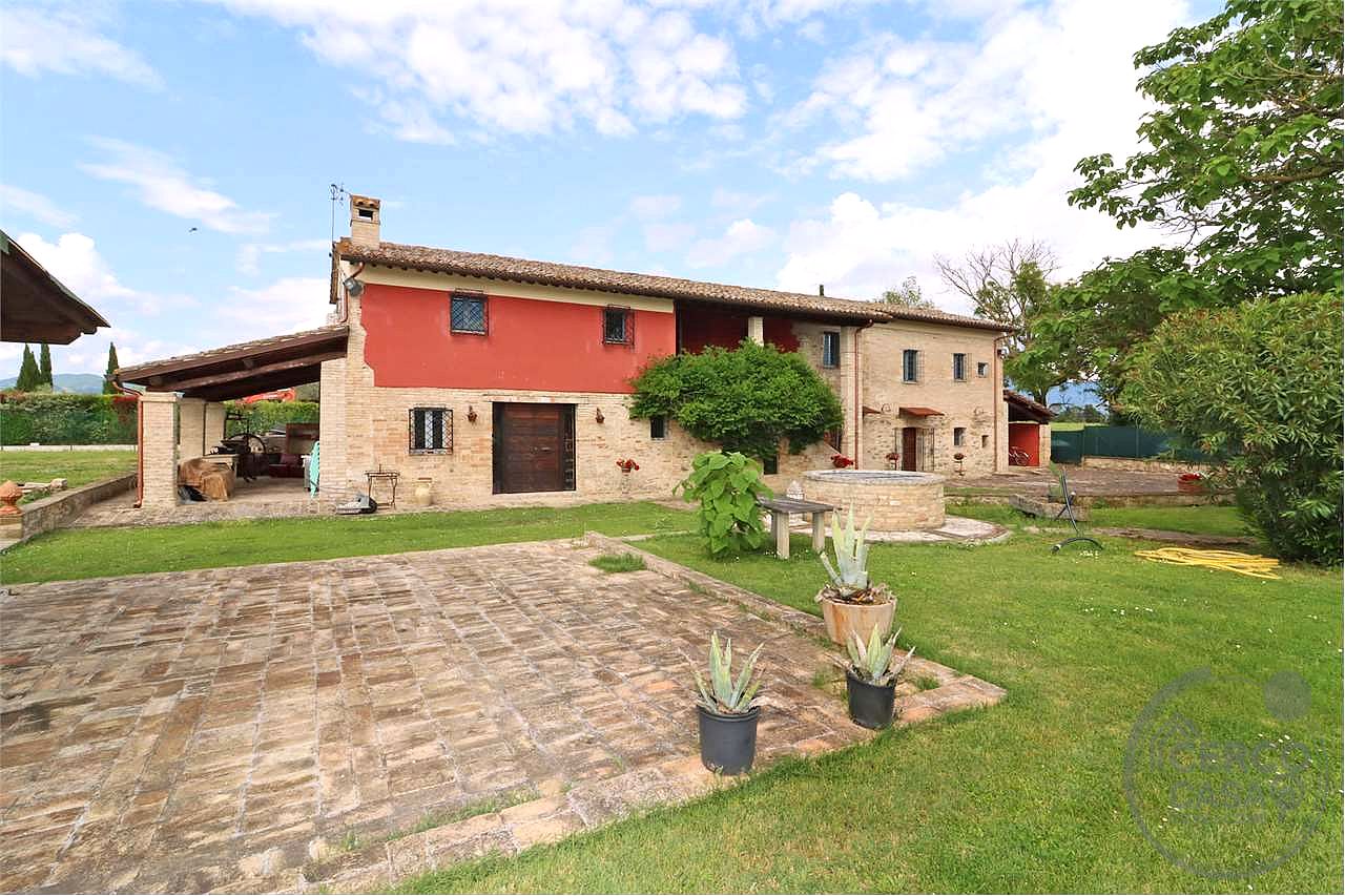 SPLENDIDO CASALE CON GIARDINO ESCLUSIVO