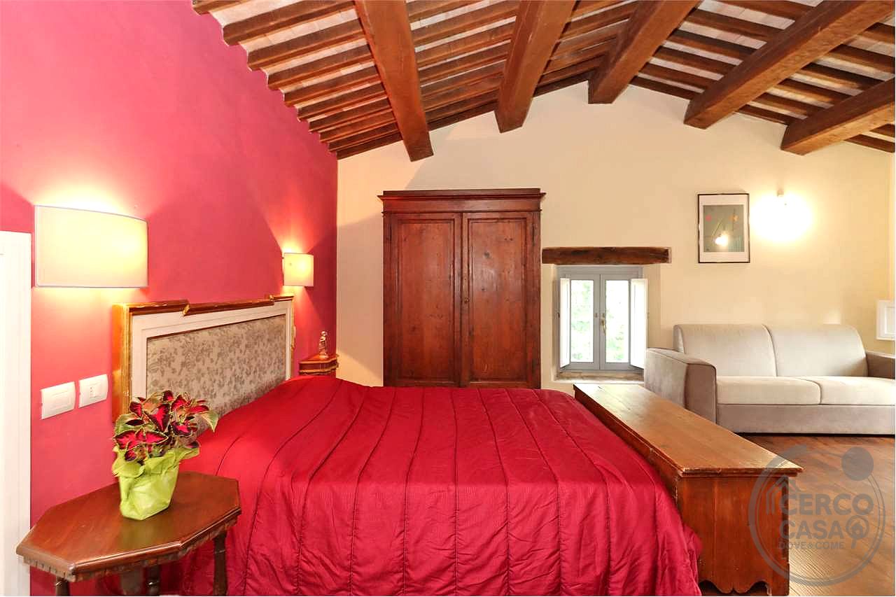 SPLENDIDO CASALE CON GIARDINO ESCLUSIVO