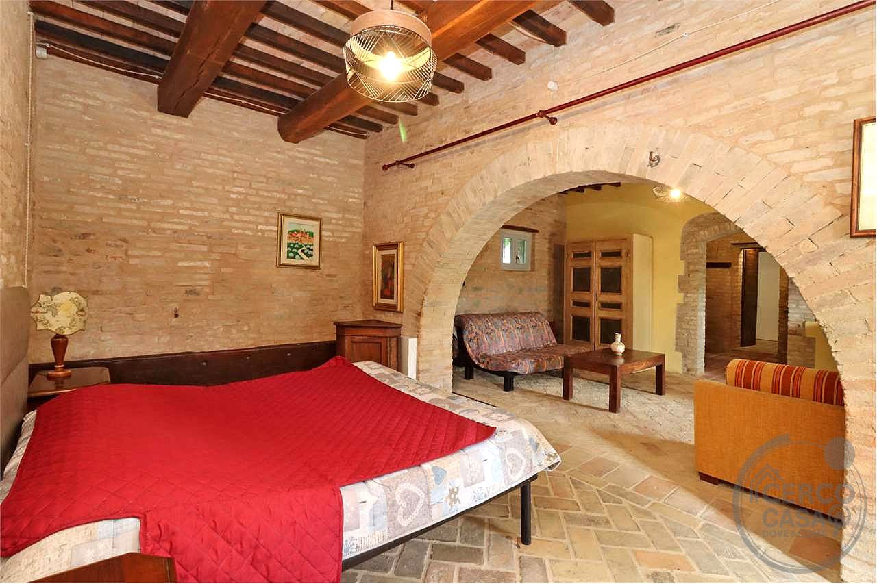 SPLENDIDO CASALE CON GIARDINO ESCLUSIVO