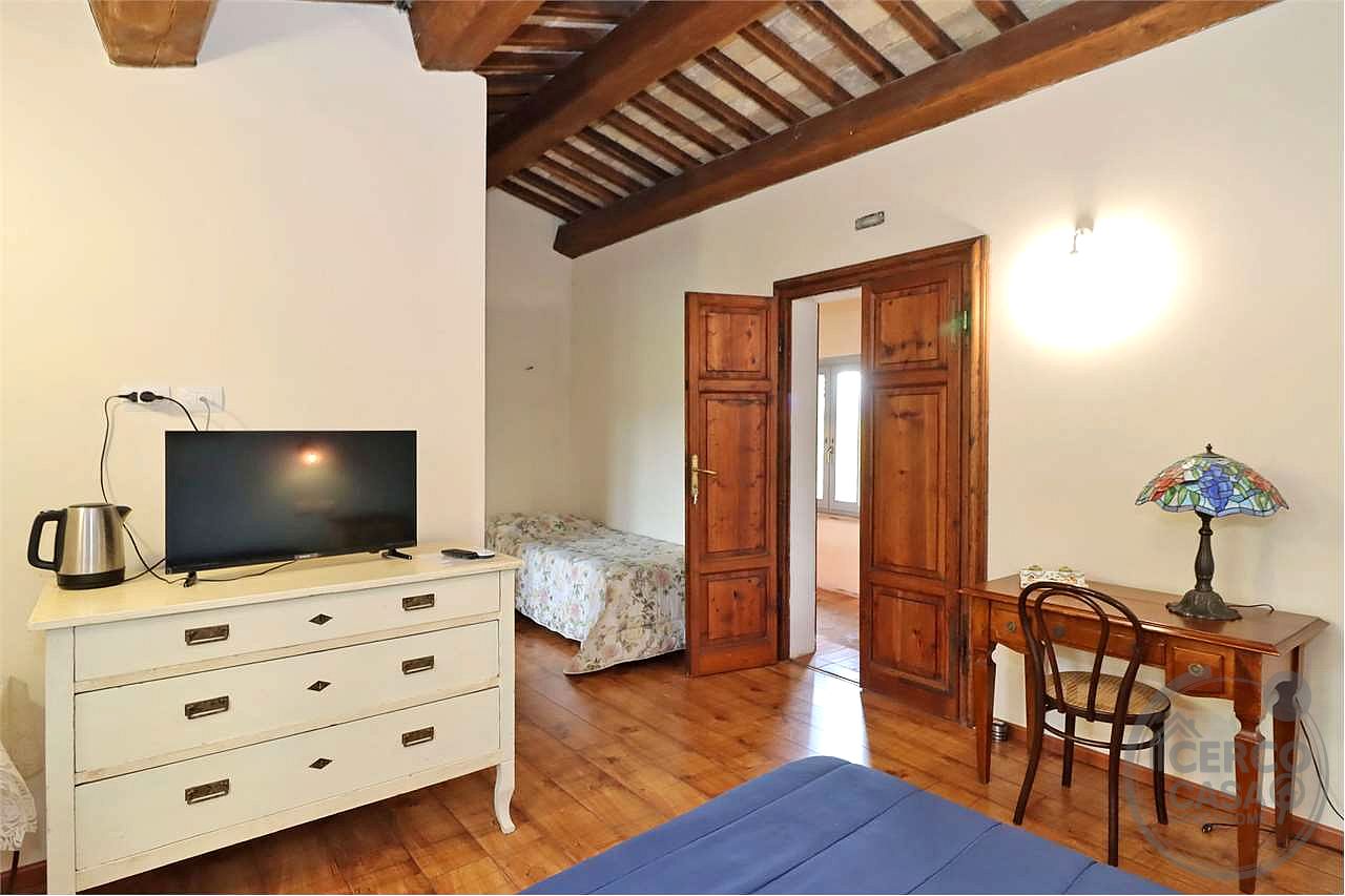 SPLENDIDO CASALE CON GIARDINO ESCLUSIVO