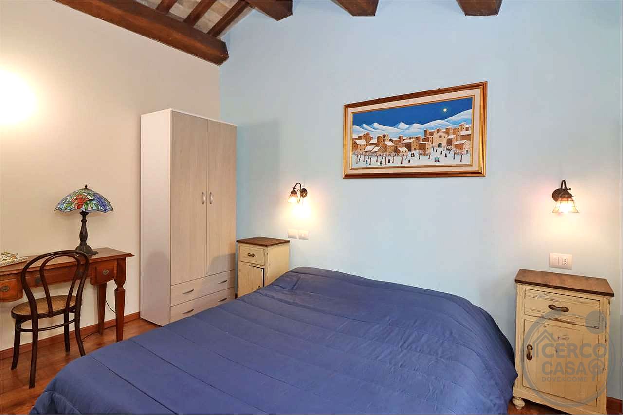 SPLENDIDO CASALE CON GIARDINO ESCLUSIVO