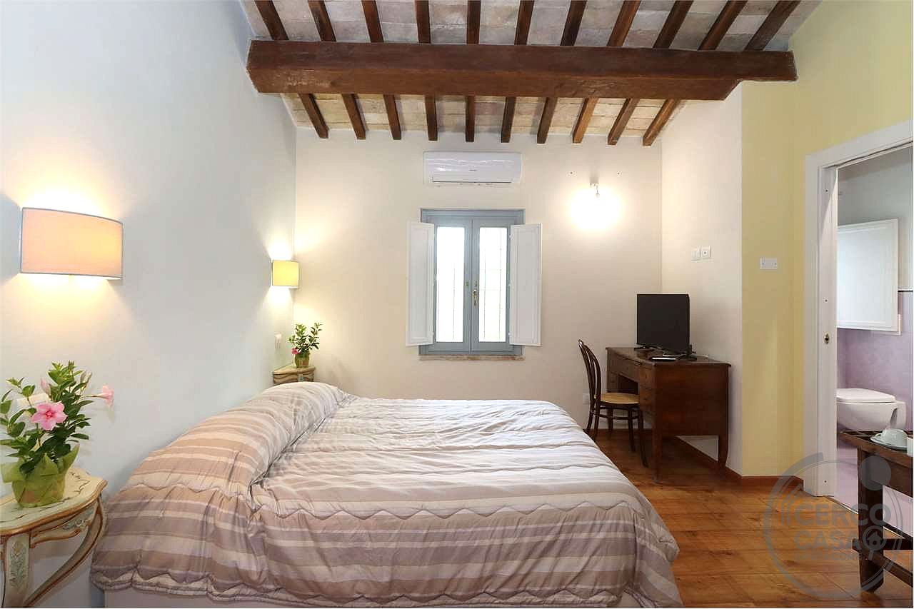 SPLENDIDO CASALE CON GIARDINO ESCLUSIVO