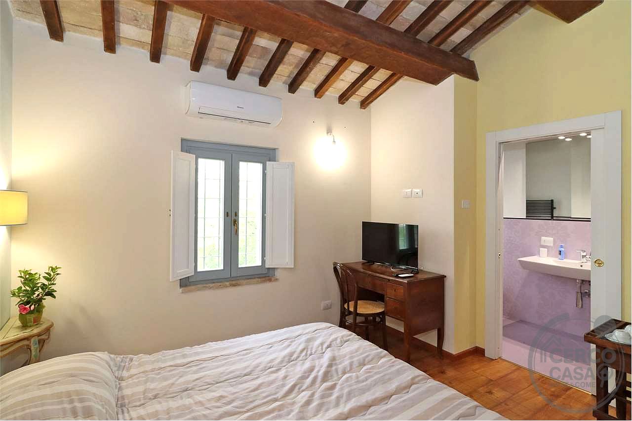 SPLENDIDO CASALE CON GIARDINO ESCLUSIVO