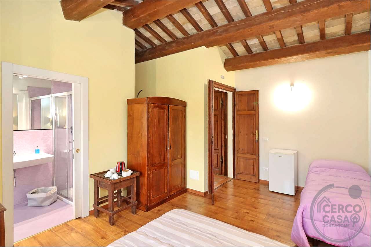 SPLENDIDO CASALE CON GIARDINO ESCLUSIVO