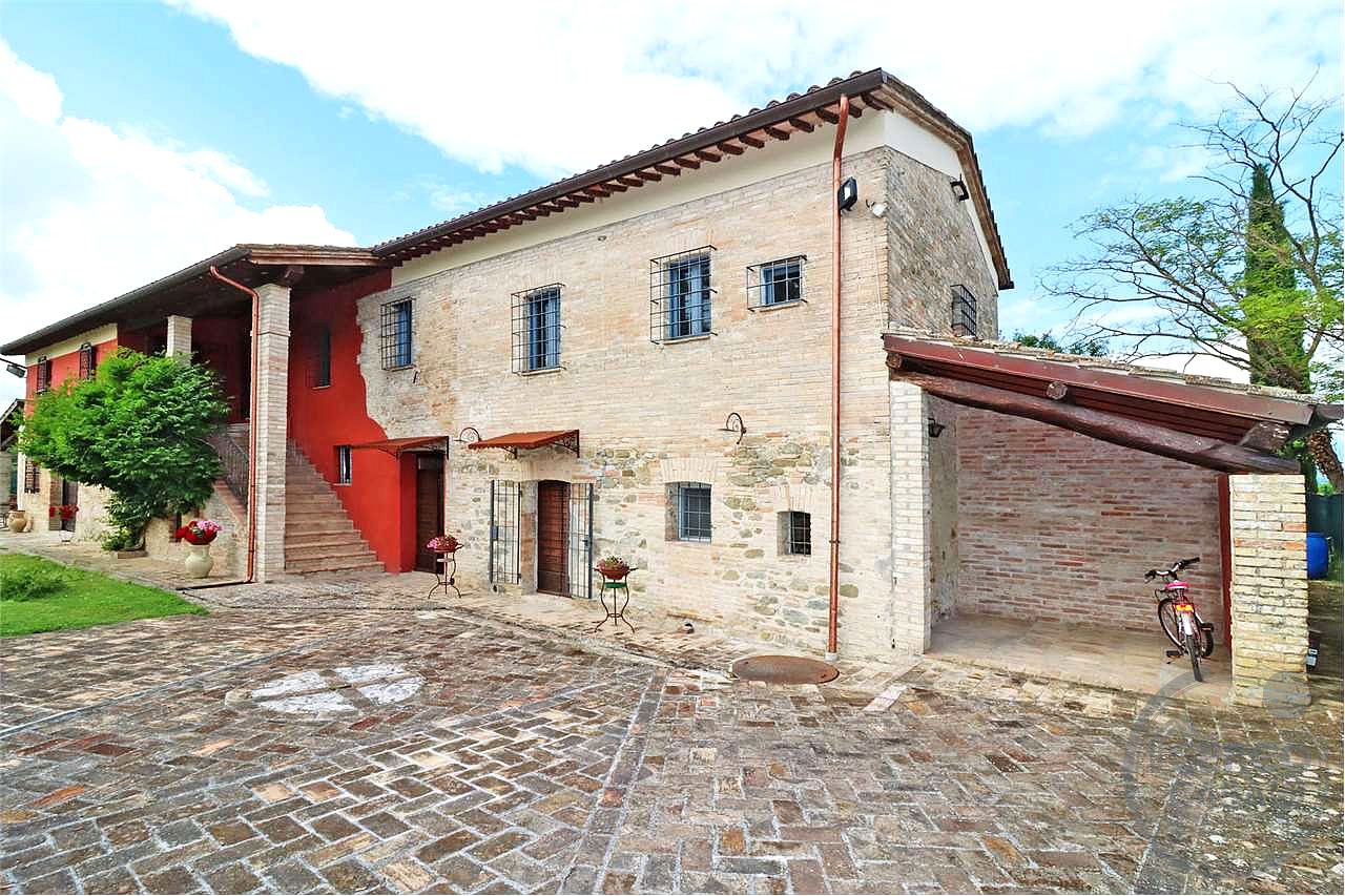 SPLENDIDO CASALE CON GIARDINO ESCLUSIVO