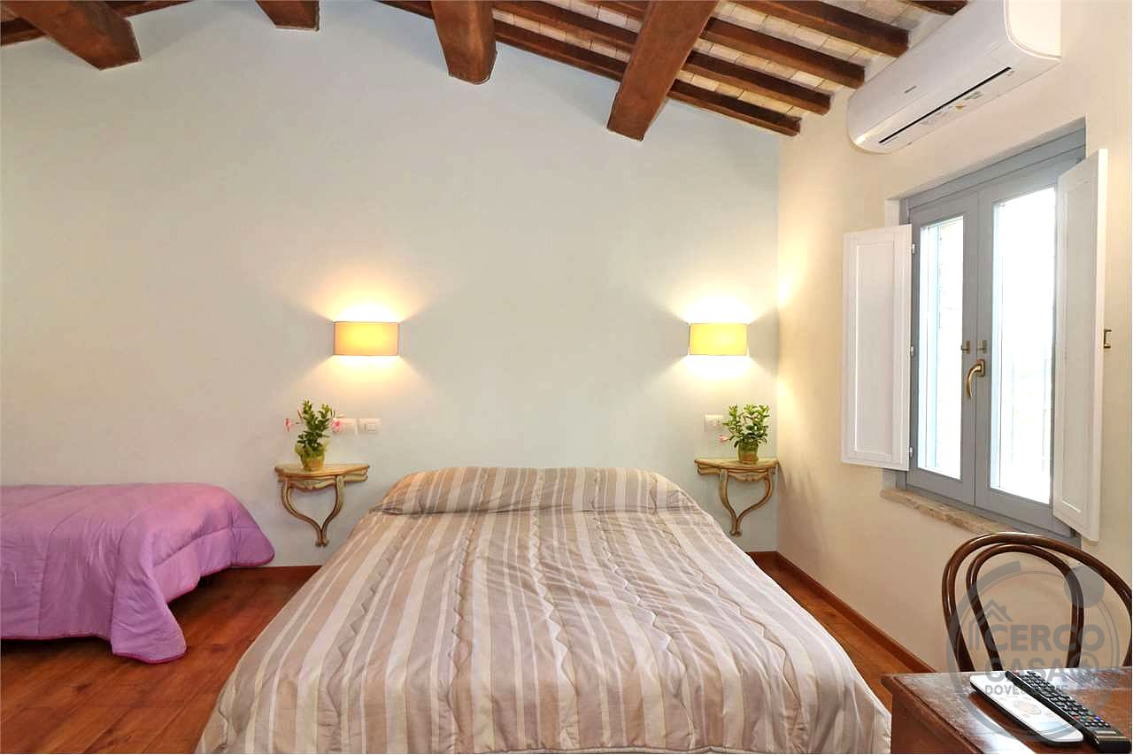 SPLENDIDO CASALE CON GIARDINO ESCLUSIVO