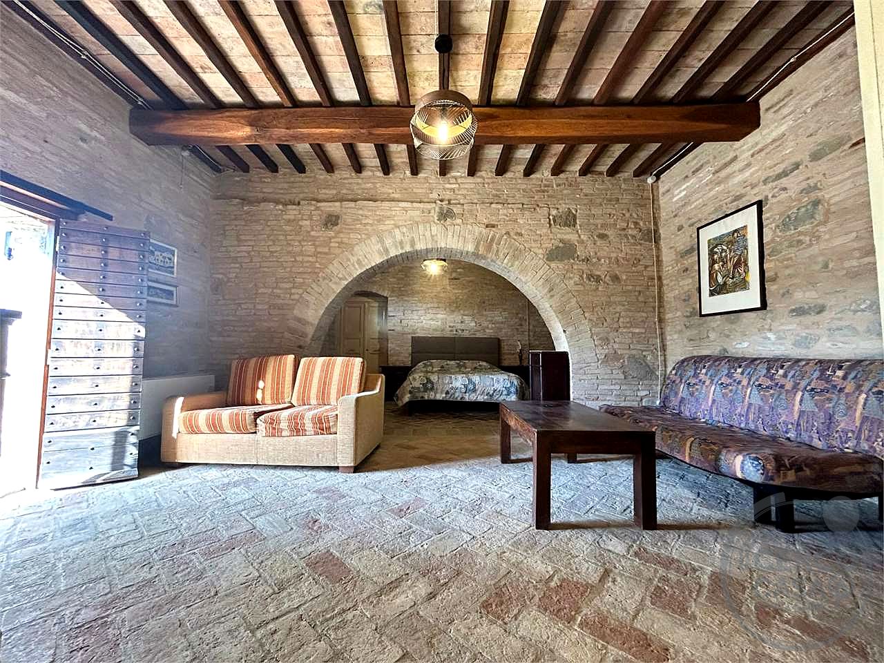 SPLENDIDO CASALE CON GIARDINO ESCLUSIVO