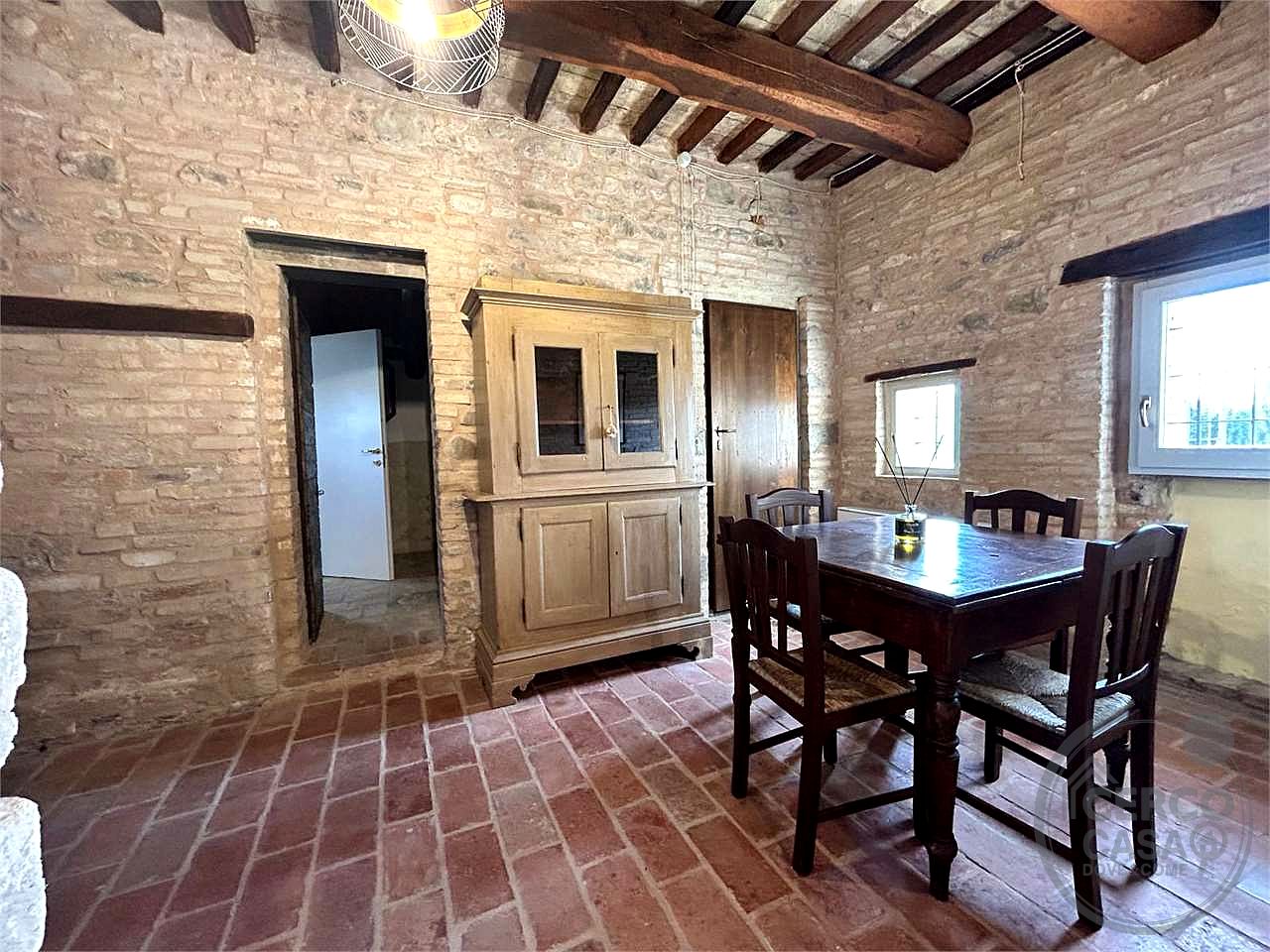 SPLENDIDO CASALE CON GIARDINO ESCLUSIVO