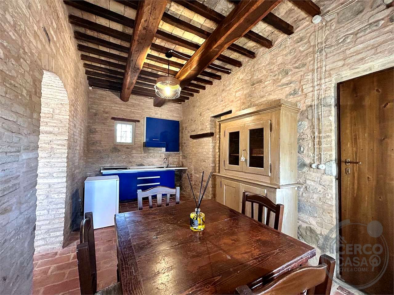 SPLENDIDO CASALE CON GIARDINO ESCLUSIVO