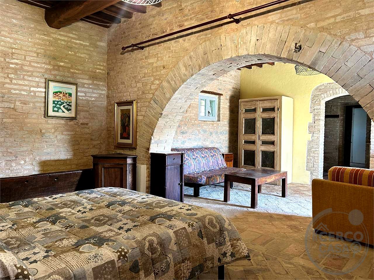 SPLENDIDO CASALE CON GIARDINO ESCLUSIVO
