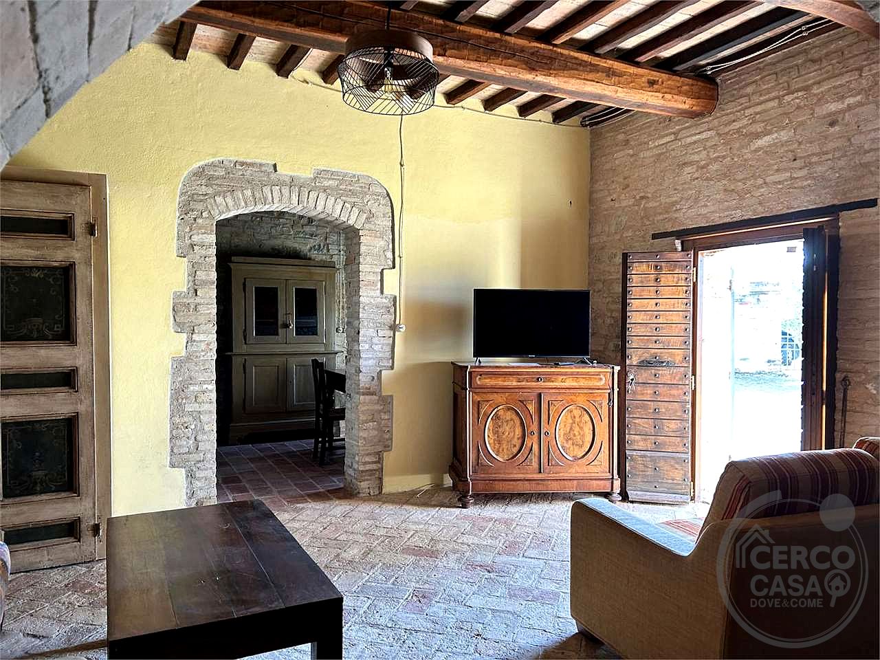 SPLENDIDO CASALE CON GIARDINO ESCLUSIVO