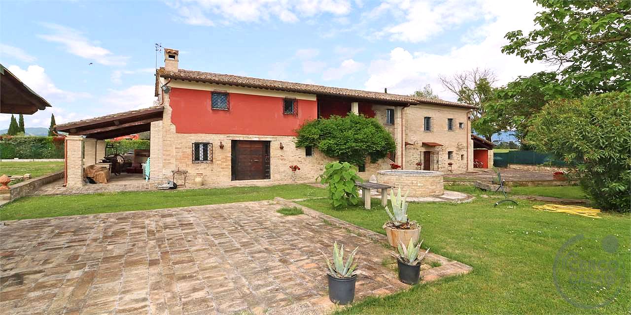 SPLENDIDO CASALE CON GIARDINO ESCLUSIVO