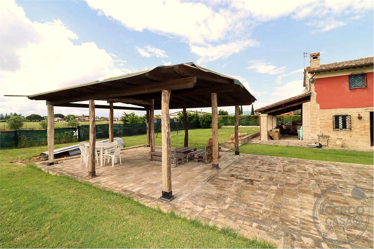 SPLENDIDO CASALE CON GIARDINO ESCLUSIVO