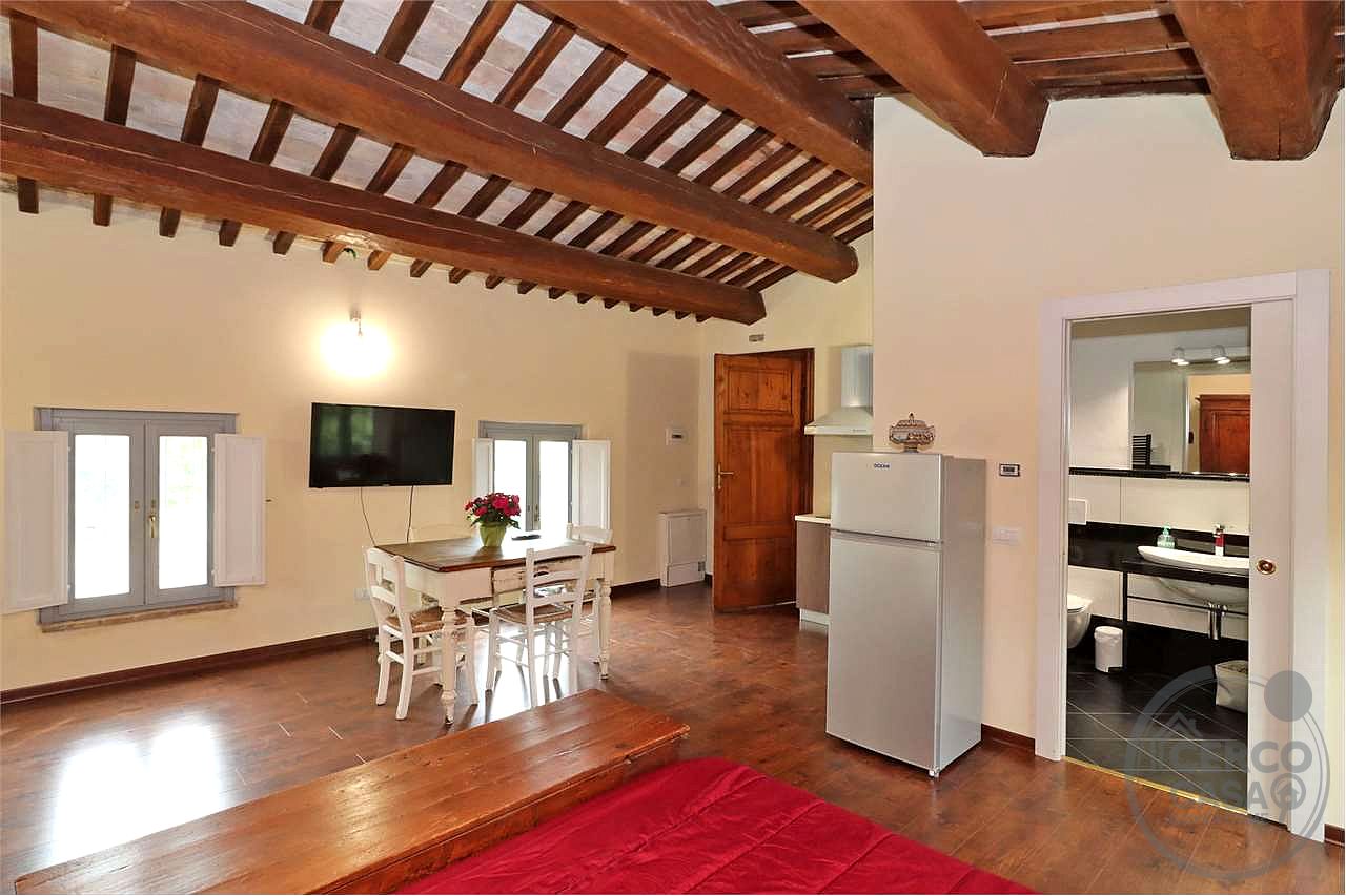 SPLENDIDO CASALE CON GIARDINO ESCLUSIVO