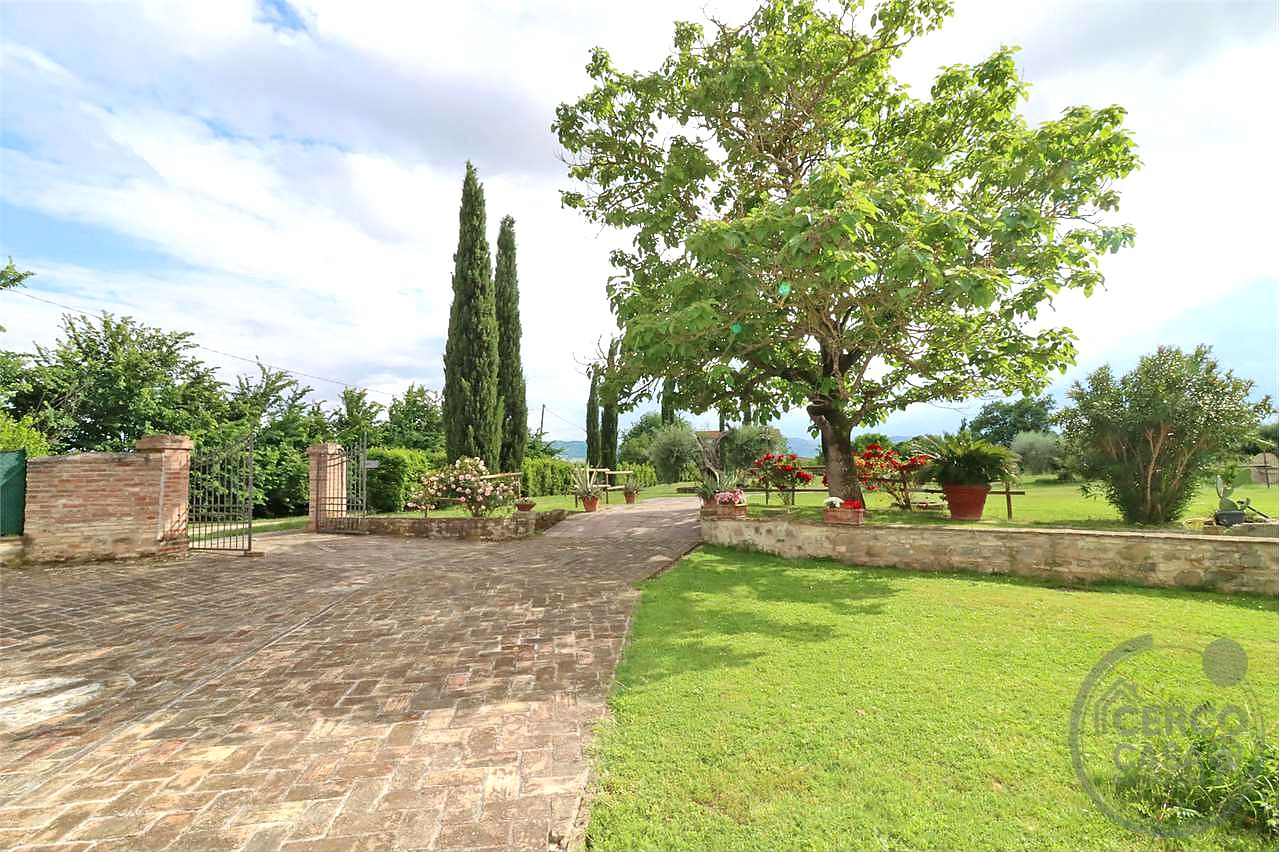 SPLENDIDO CASALE CON GIARDINO ESCLUSIVO