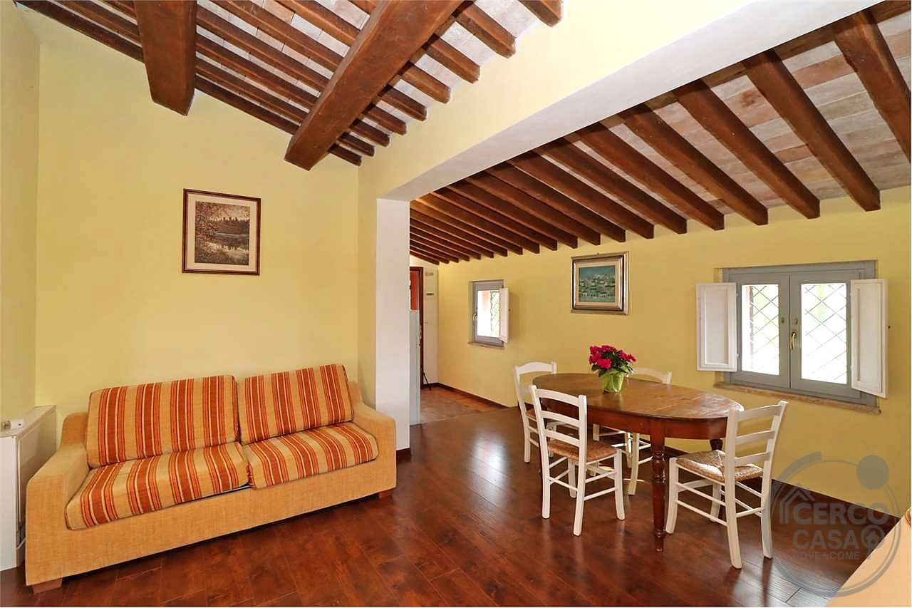 SPLENDIDO CASALE CON GIARDINO ESCLUSIVO