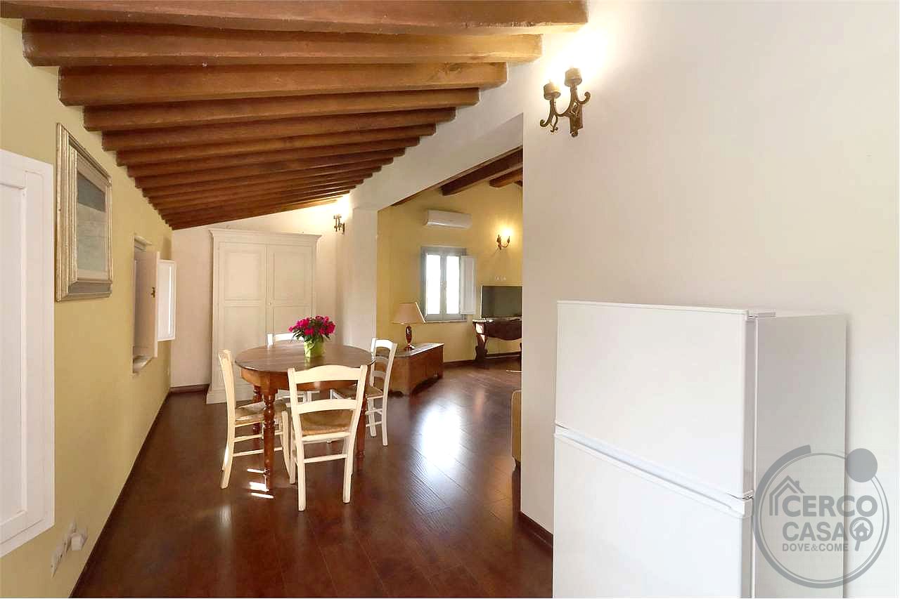 SPLENDIDO CASALE CON GIARDINO ESCLUSIVO