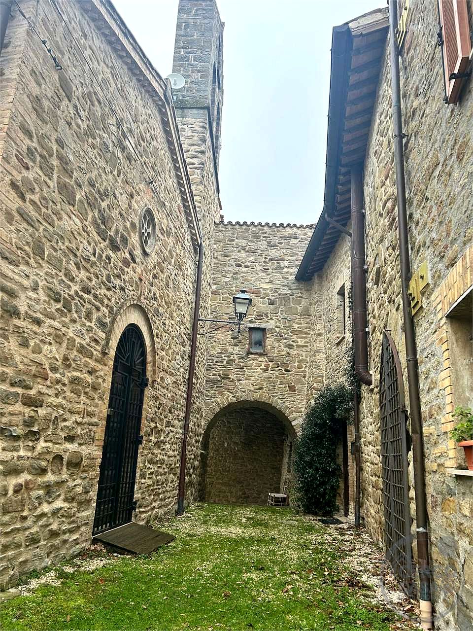 ASSISI: CASTELLO DI PORZIANO