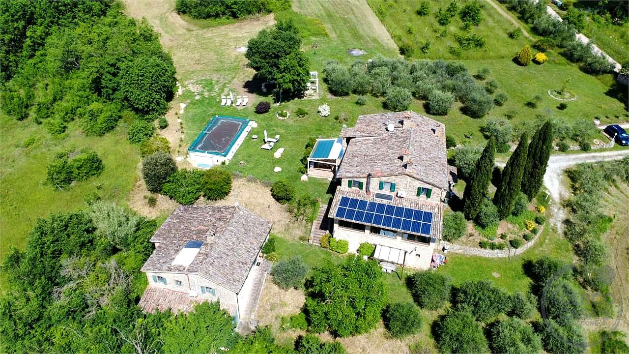 PRESTIGIOSO CASALE CON DEPENDANCE E PISCINA