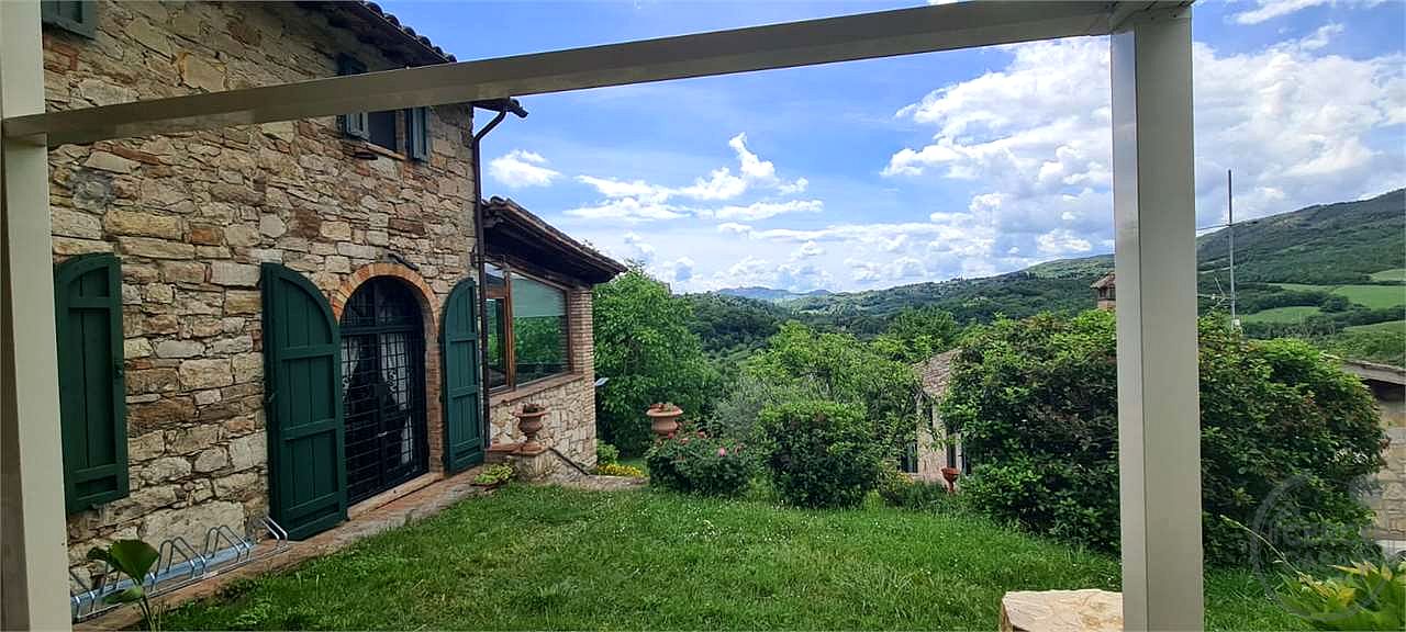 PRESTIGIOSO CASALE CON DEPENDANCE E PISCINA