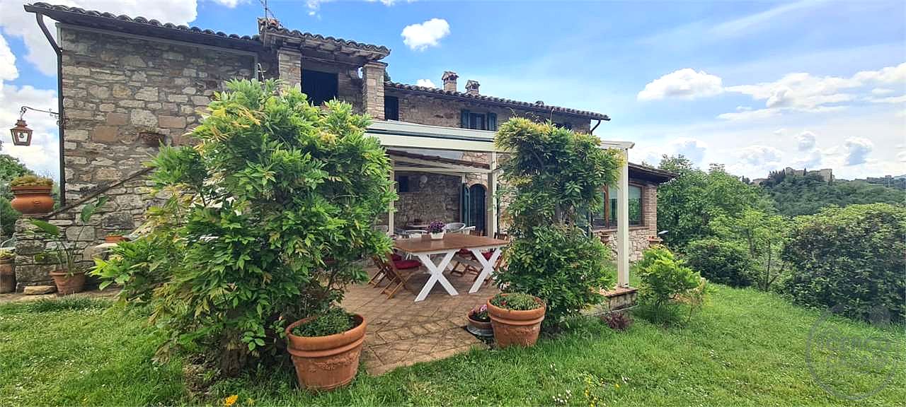 PRESTIGIOSO CASALE CON DEPENDANCE E PISCINA