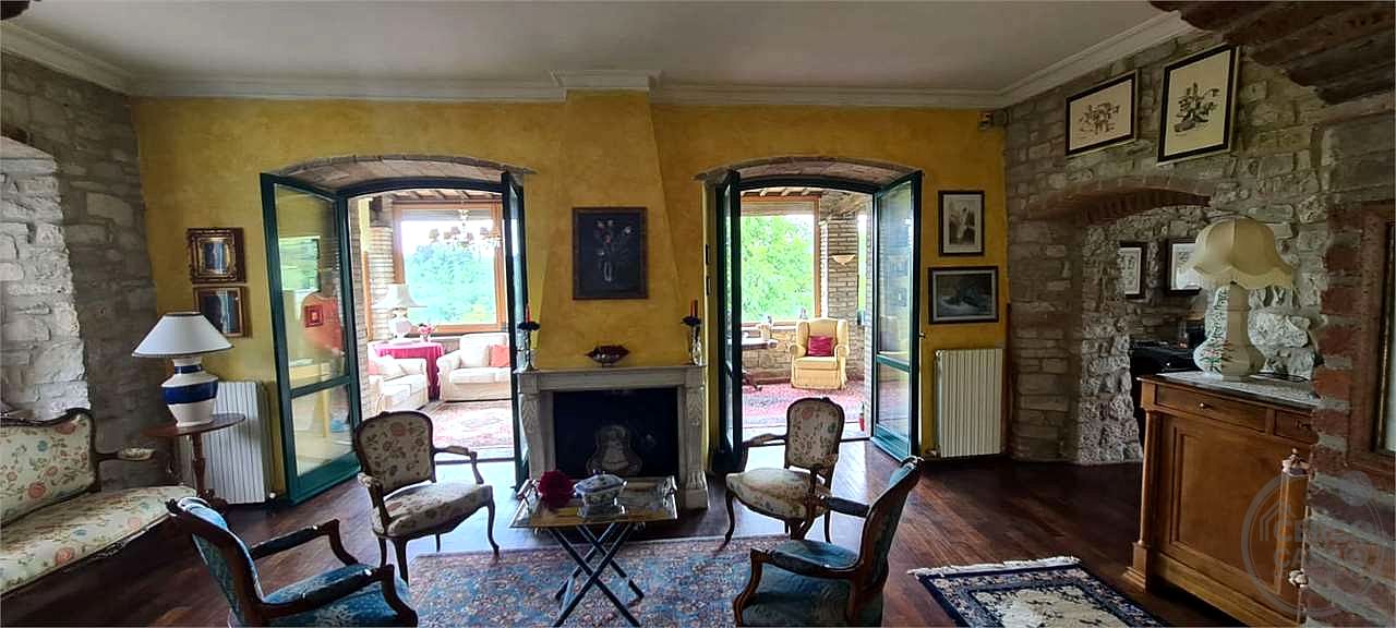 PRESTIGIOSO CASALE CON DEPENDANCE E PISCINA