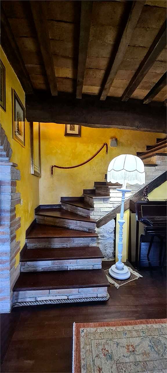 PRESTIGIOSO CASALE CON DEPENDANCE E PISCINA