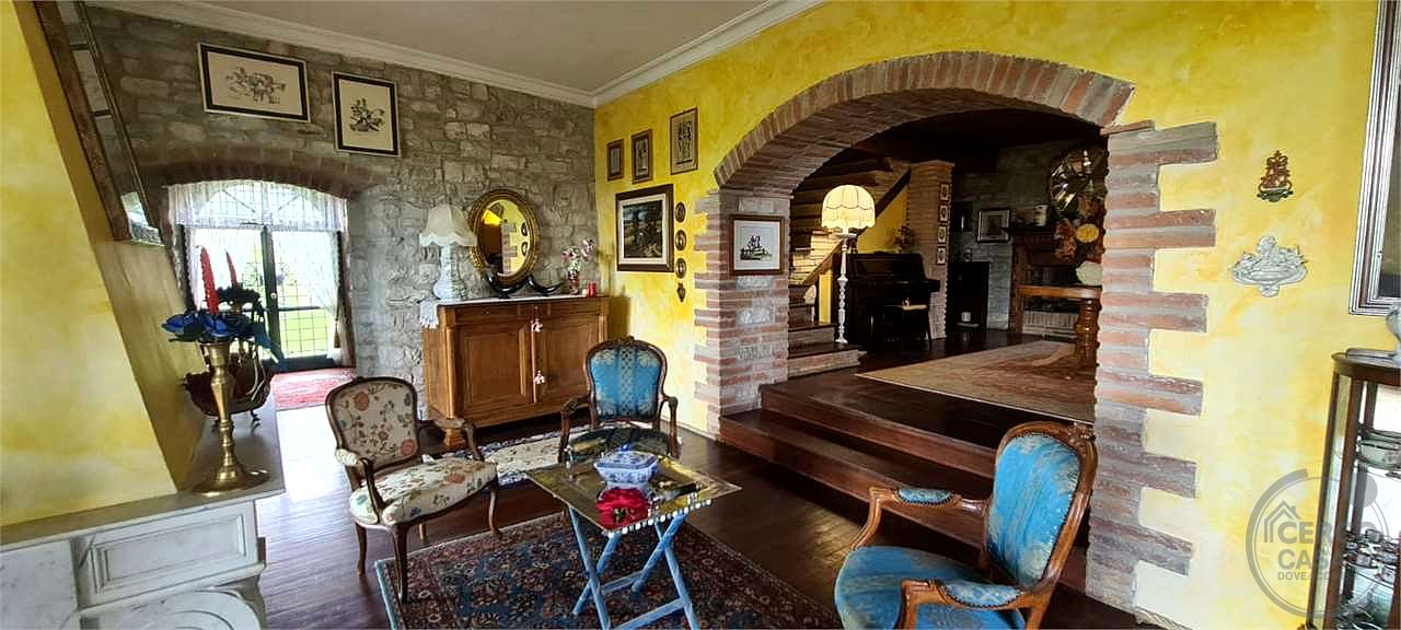 PRESTIGIOSO CASALE CON DEPENDANCE E PISCINA
