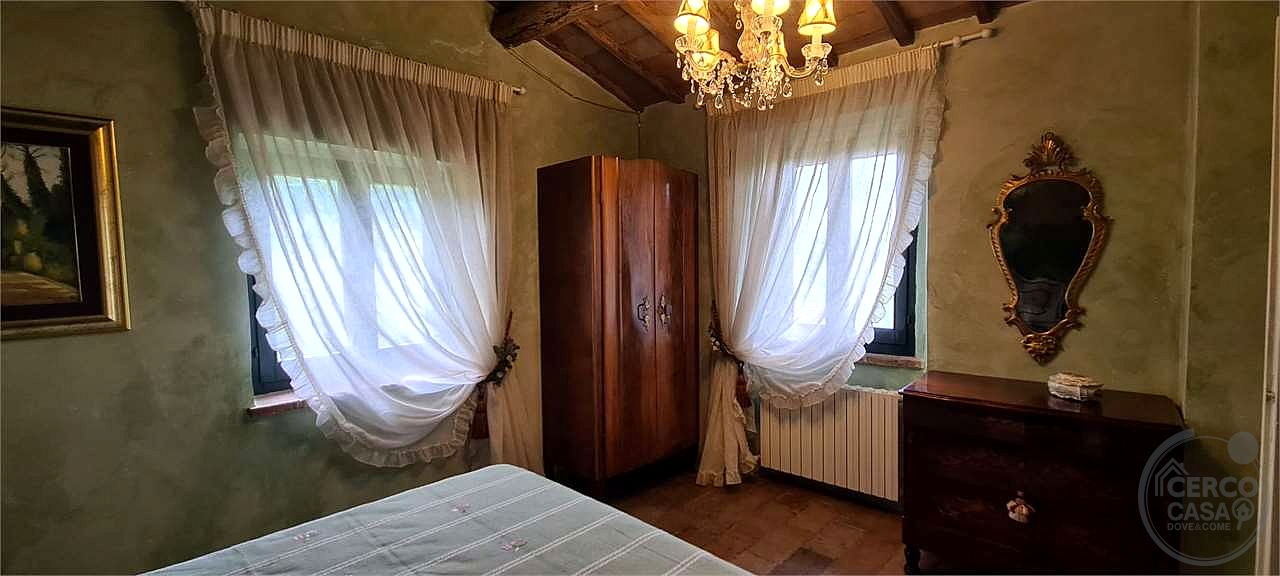 PRESTIGIOSO CASALE CON DEPENDANCE E PISCINA