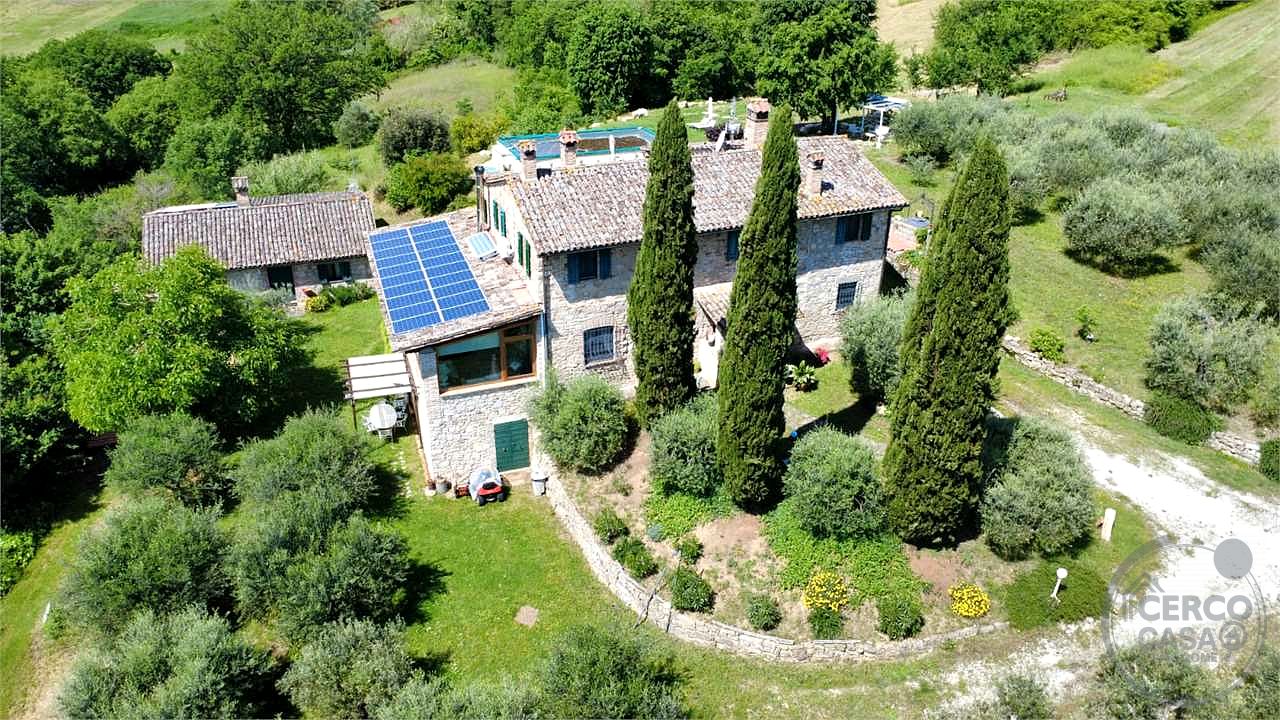 PRESTIGIOSO CASALE CON DEPENDANCE E PISCINA