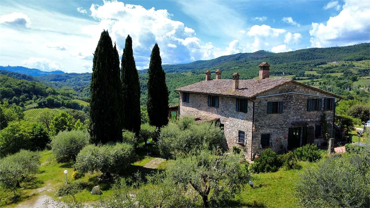 PRESTIGIOSO CASALE CON DEPENDANCE E PISCINA