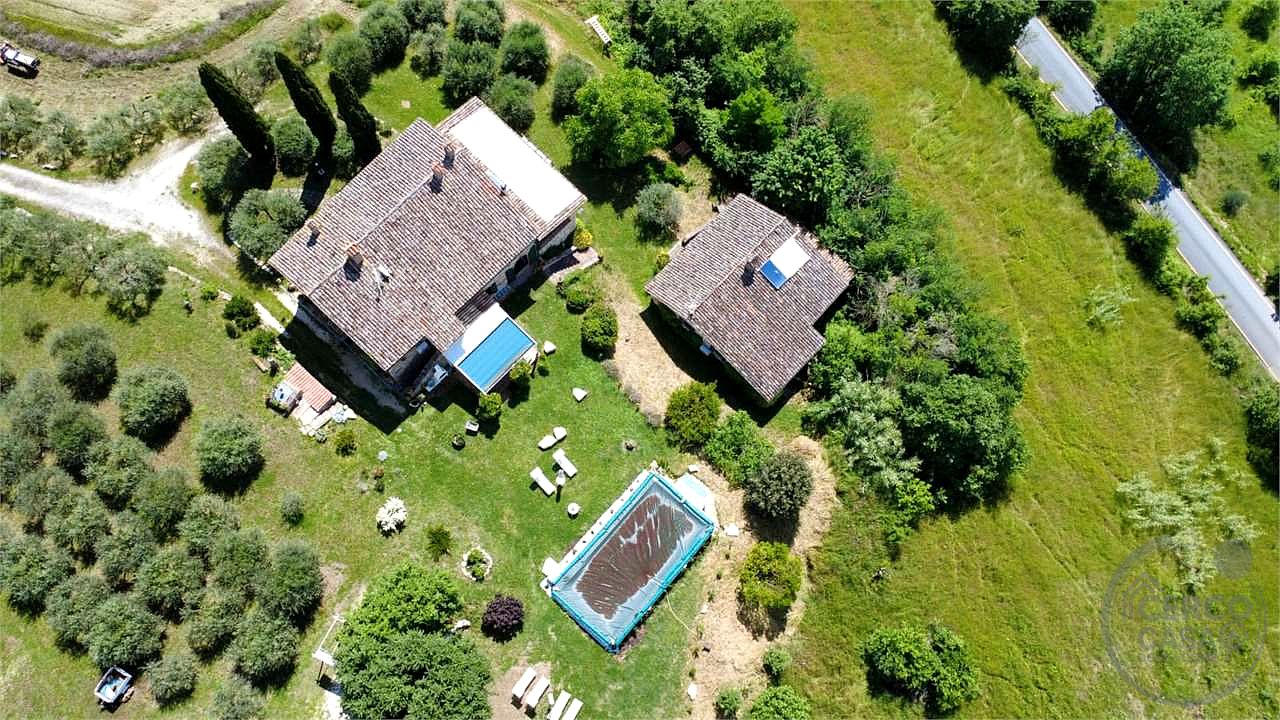 PRESTIGIOSO CASALE CON DEPENDANCE E PISCINA