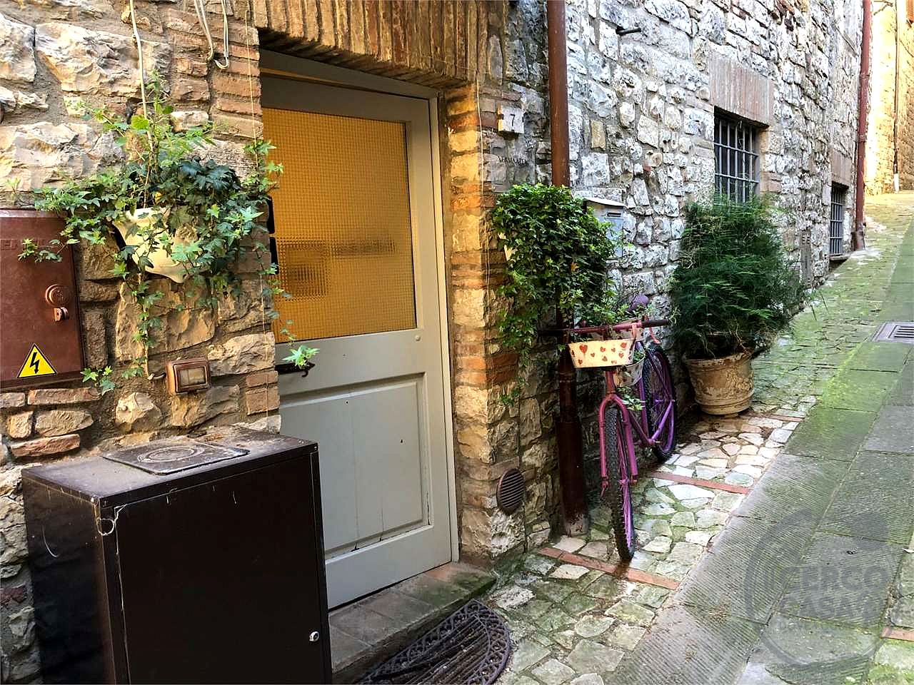 TODI: CARATTERISTICO APPARTAMENTO IN CENTRO STORICO