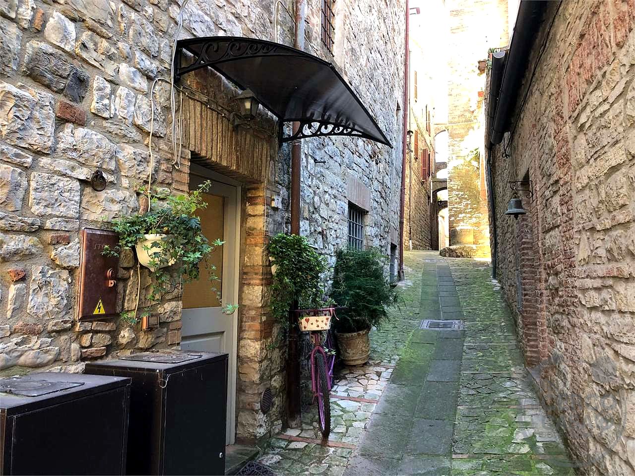 TODI: CARATTERISTICO APPARTAMENTO IN CENTRO STORICO