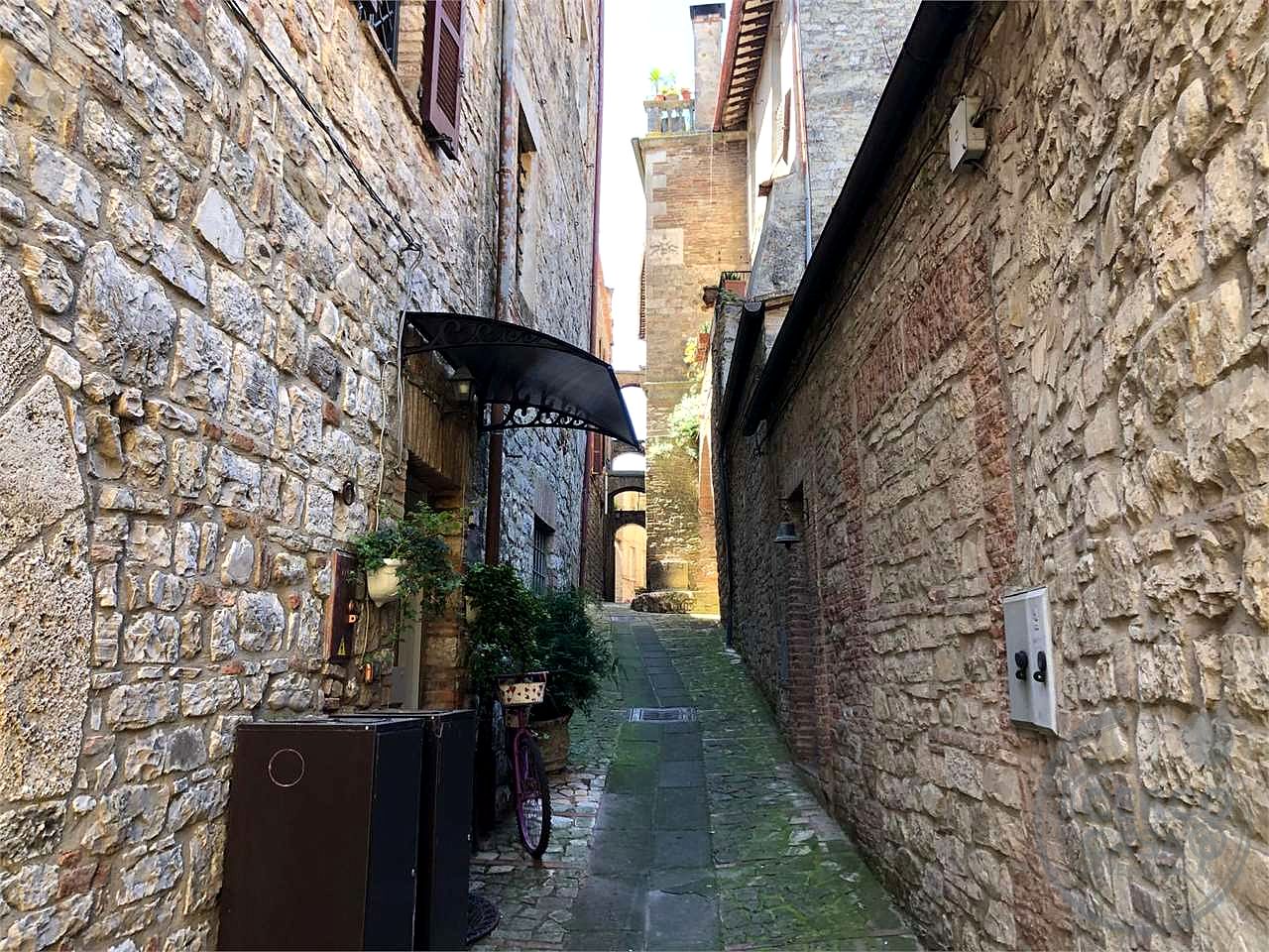 TODI: CARATTERISTICO APPARTAMENTO IN CENTRO STORICO