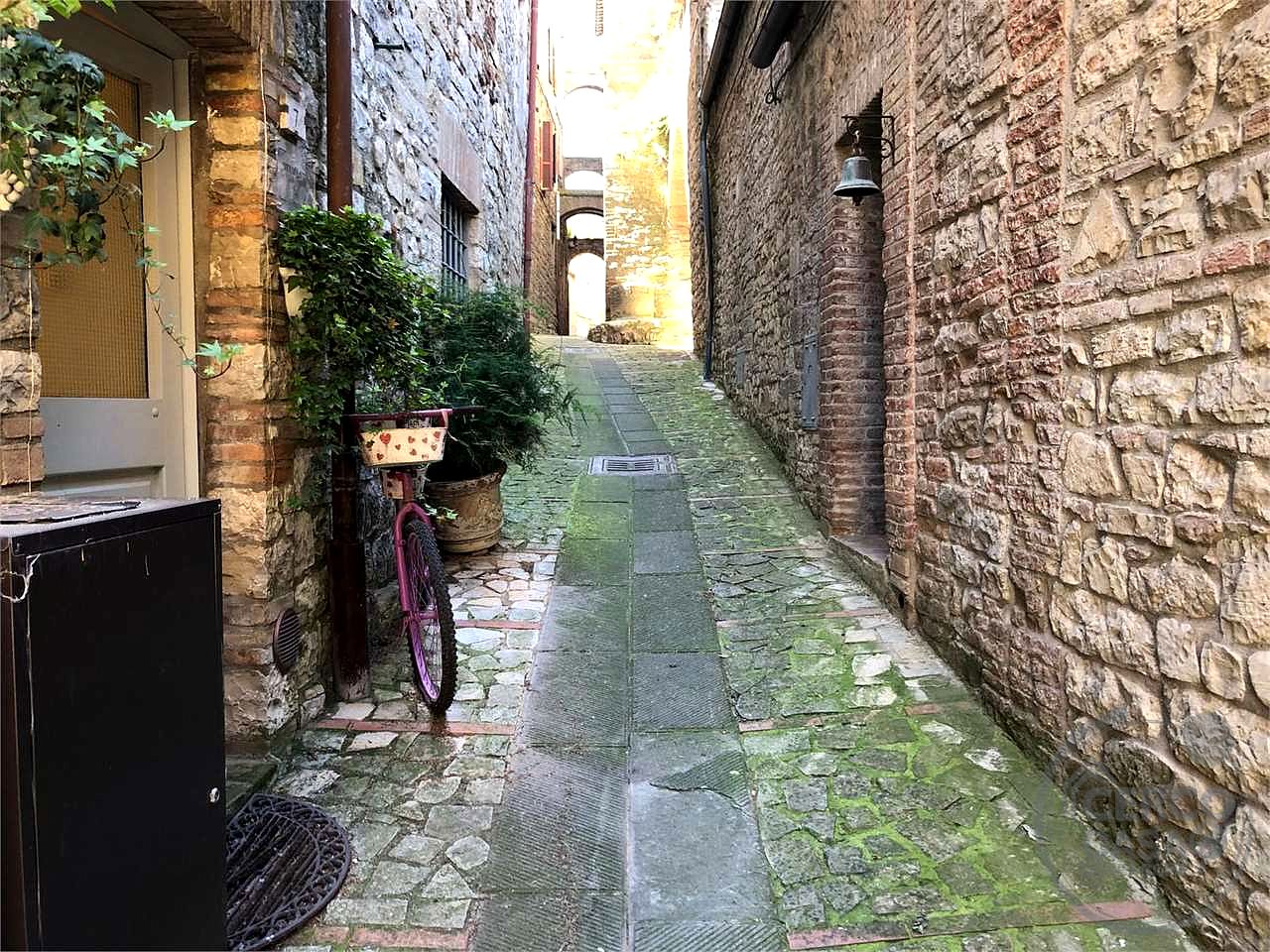 TODI: CARATTERISTICO APPARTAMENTO IN CENTRO STORICO