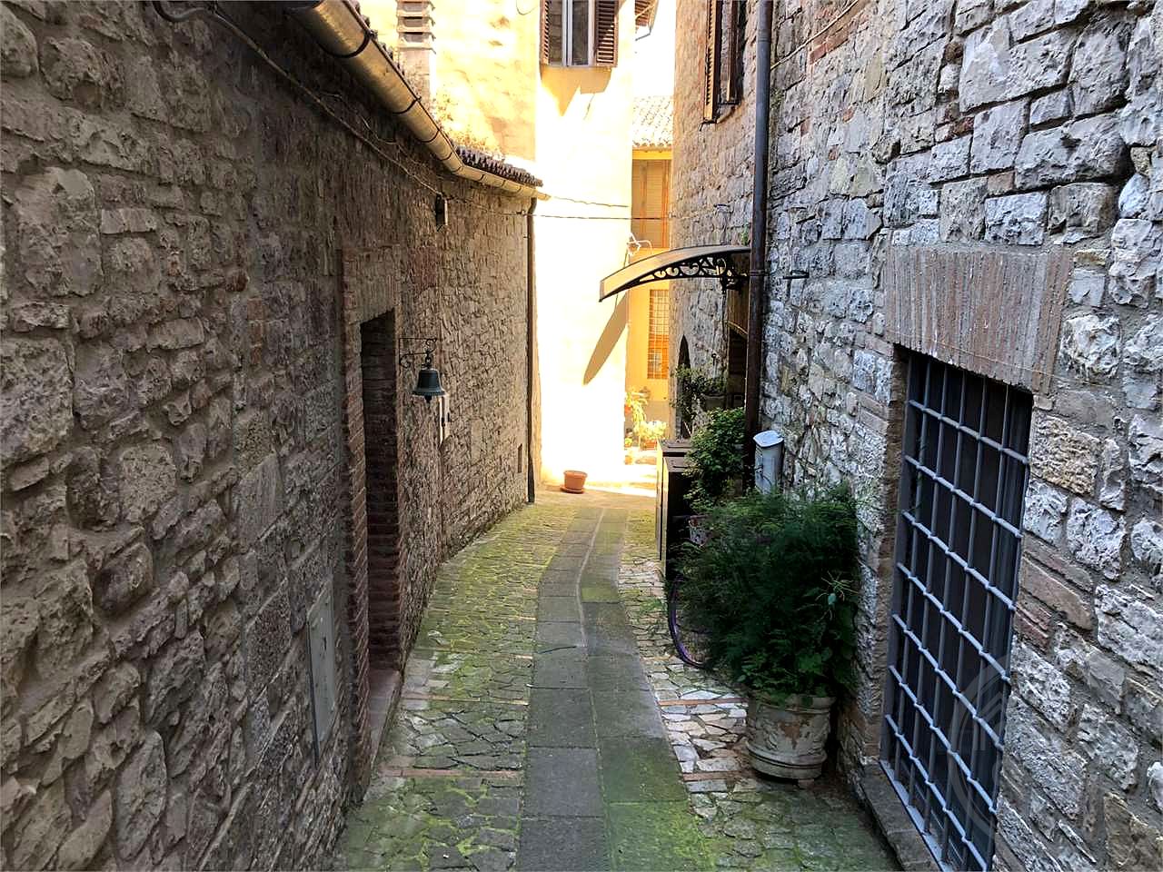 TODI: CARATTERISTICO APPARTAMENTO IN CENTRO STORICO