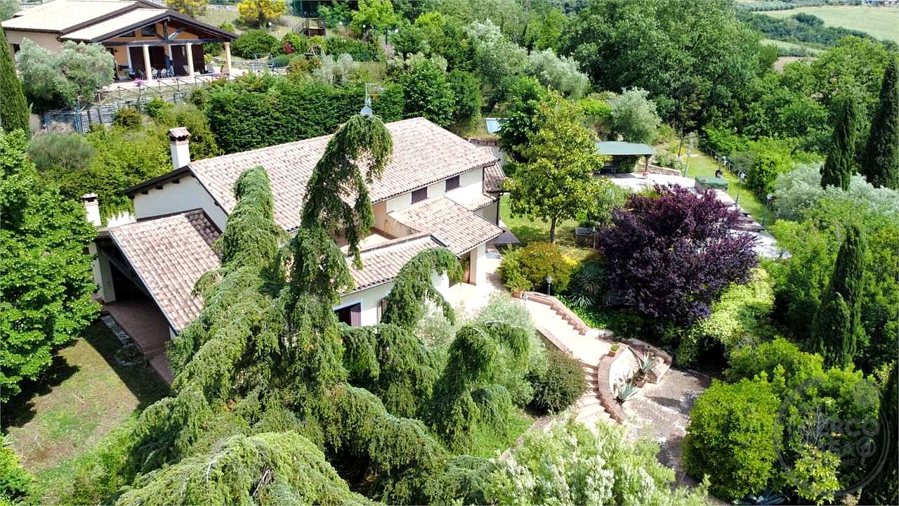 TODI - MONTELUPINO: PRESTIGIOSA VILLA PANORAMICA